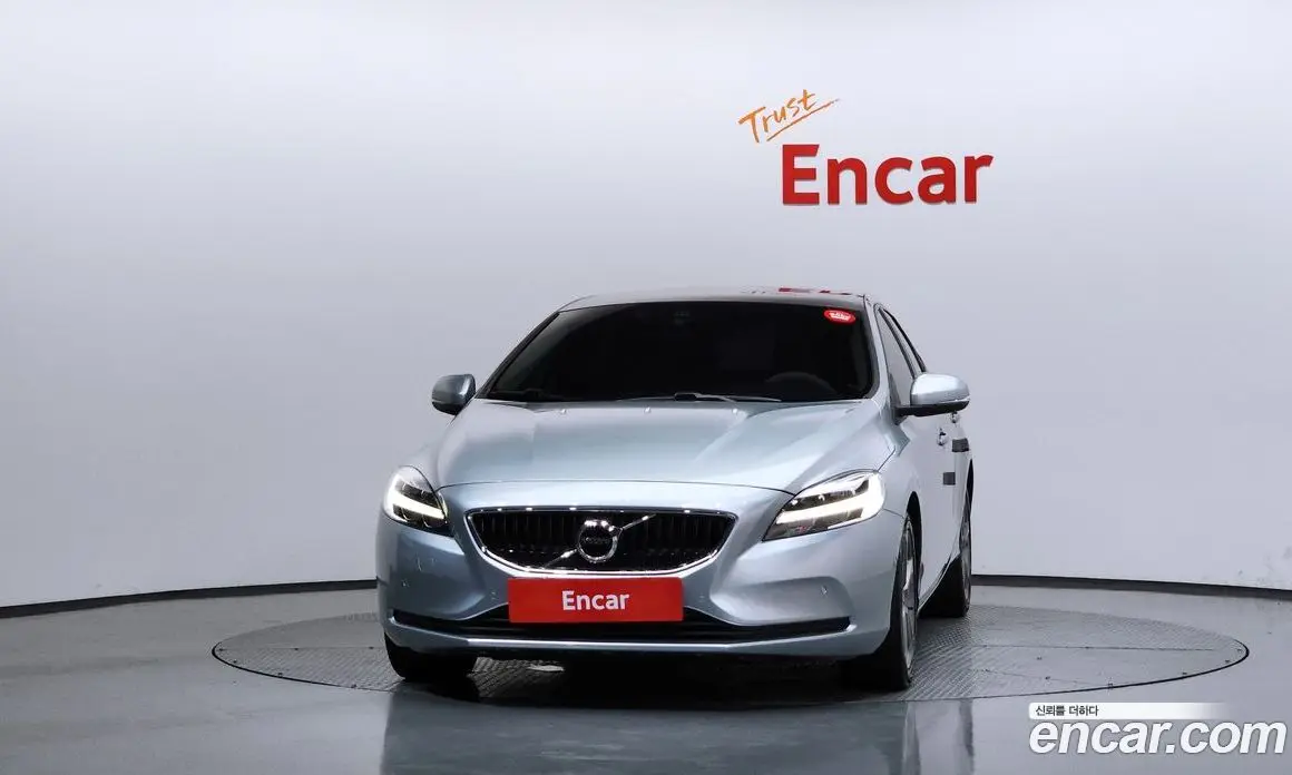 Volvo V40 2017 2.0 автомат (гидро), фото 3 Volvo V40 2017 2.0 автомат (гидро), фото 3