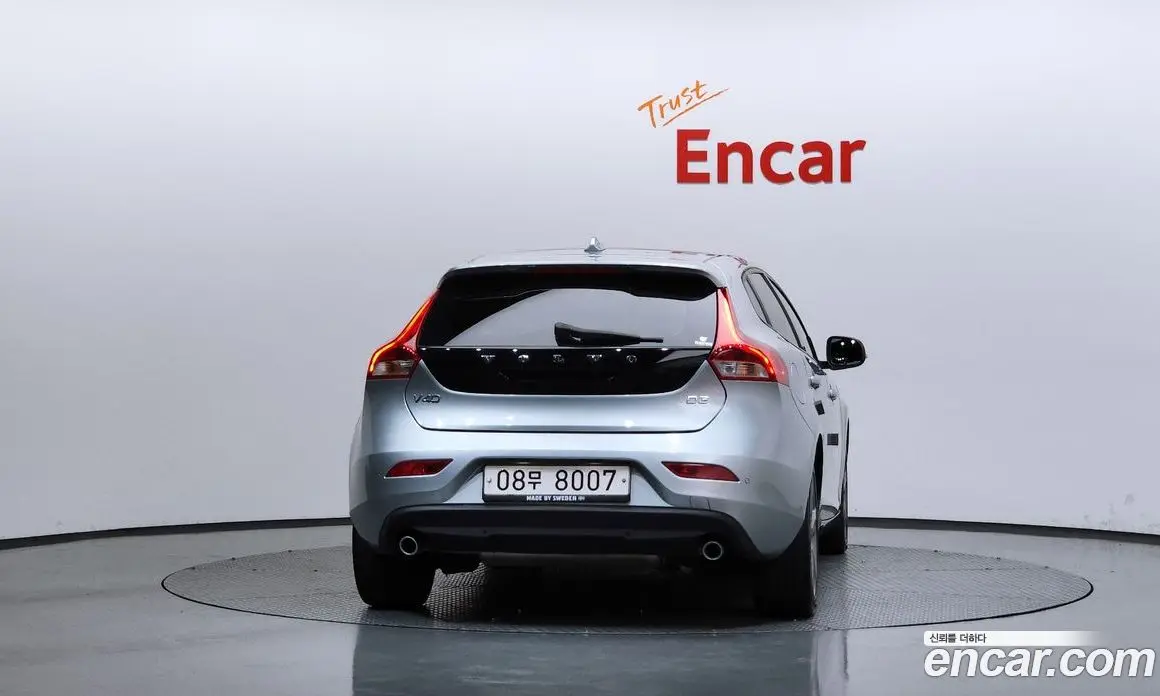 Volvo V40 2017 2.0 автомат (гидро), фото 4 Volvo V40 2017 2.0 автомат (гидро), фото 4
