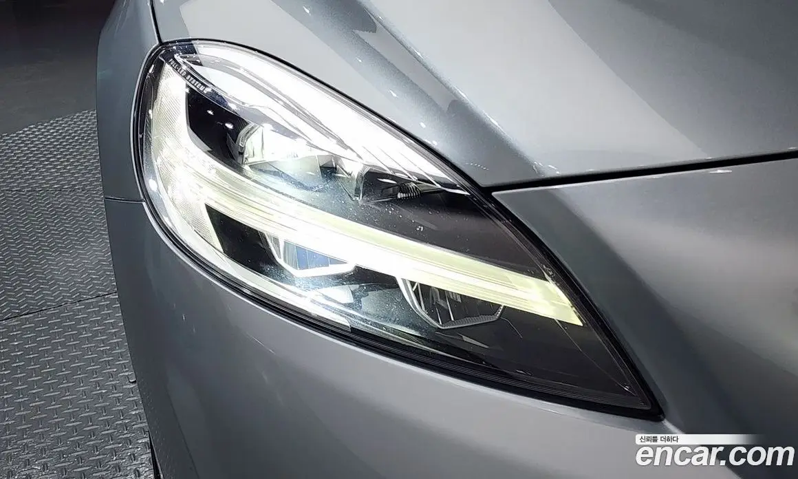 Volvo V40 2017 2.0 автомат (гидро), фото 8 Volvo V40 2017 2.0 автомат (гидро), фото 8