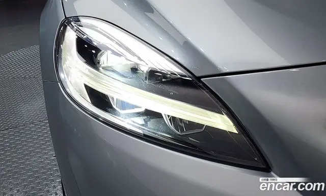Volvo V40 2017 2.0 автомат (гидро), миниатюра 8 Volvo V40 2017 2.0 автомат (гидро), миниатюра 8