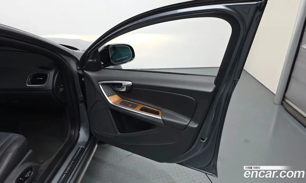 Volvo V60 2018 2.0 автомат (гидро), фото 13 Volvo V60 2018 2.0 автомат (гидро), фото 13