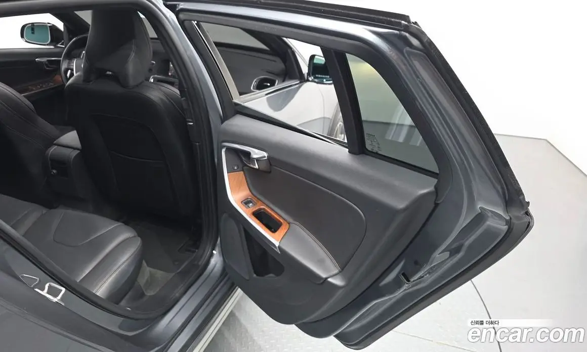 Volvo V60 2018 2.0 автомат (гидро), фото 14 Volvo V60 2018 2.0 автомат (гидро), фото 14