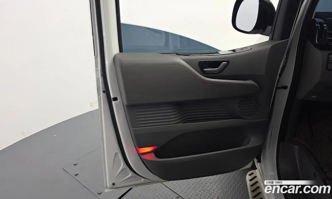Hyundai Staria 2023 3.5 автомат (гидро), фото 14