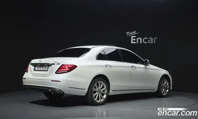 Mercedes-Benz E-Class 2018 2.0 автомат (гидро), миниатюра 2