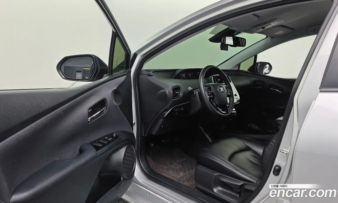Toyota Prius 2022 1.8 автомат (гидро), фото 13