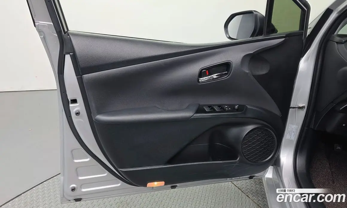 Toyota Prius 2022 1.8 автомат (гидро), фото 14