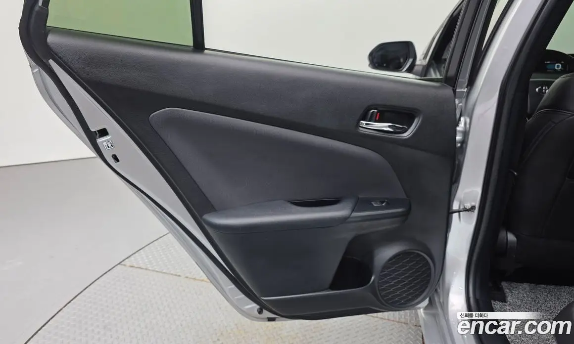 Toyota Prius 2022 1.8 автомат (гидро), фото 15
