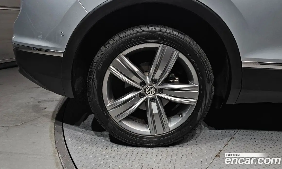 Volkswagen Tiguan 2018 2.0 автомат (гидро), фото 5 Volkswagen Tiguan 2018 2.0 автомат (гидро), фото 5