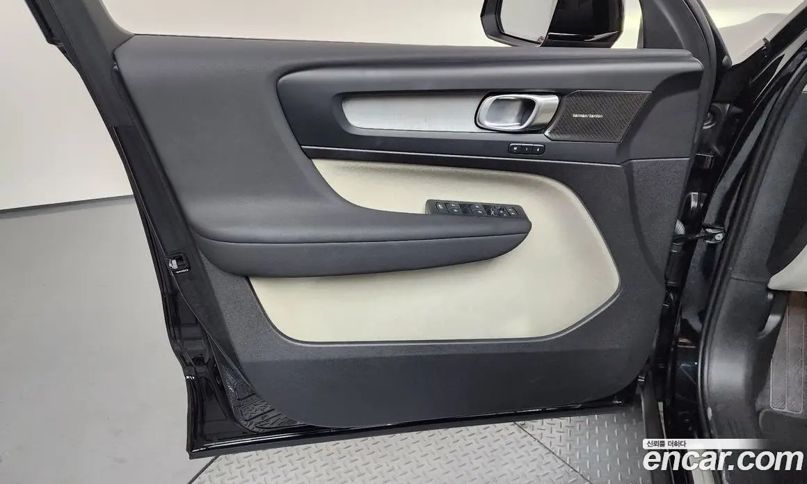 Volvo XC40 2025 2.0 автомат (гидро), фото 14 Volvo XC40 2025 2.0 автомат (гидро), фото 14