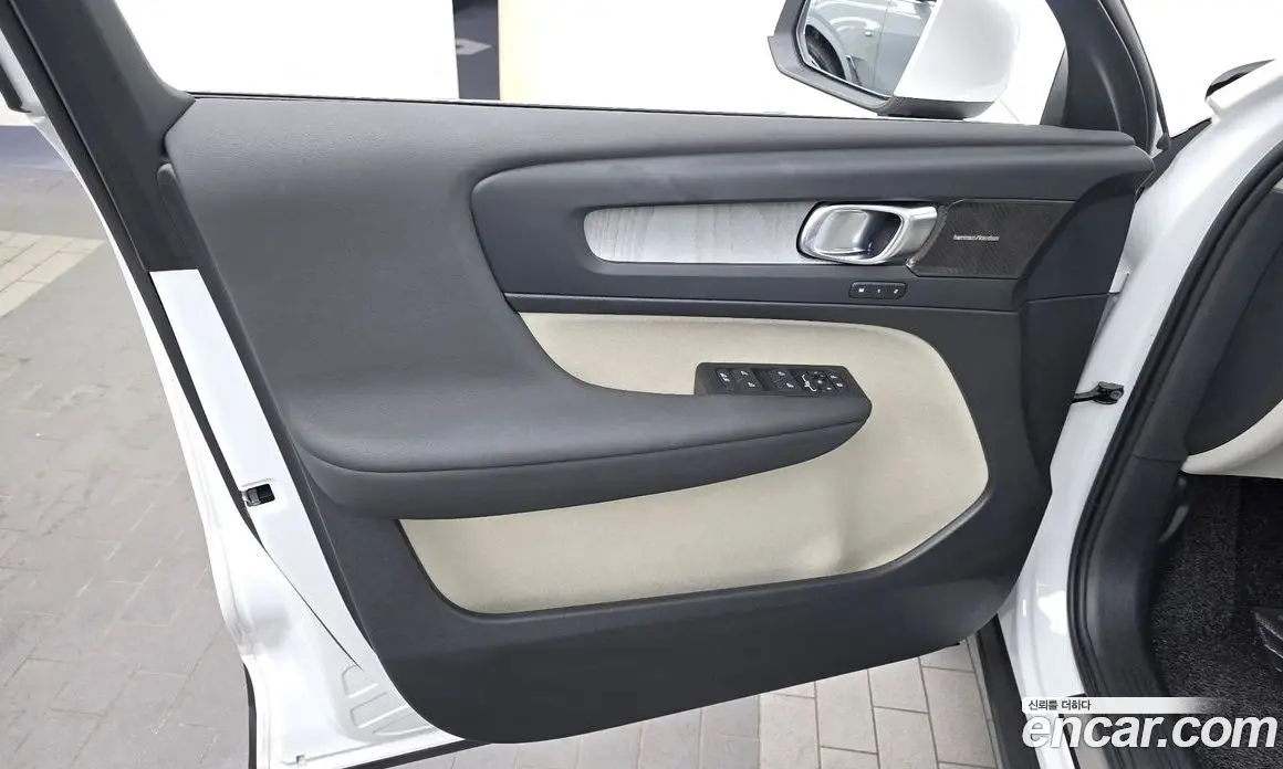 Volvo XC40 2024 2.0 автомат (гидро), фото 14 Volvo XC40 2024 2.0 автомат (гидро), фото 14