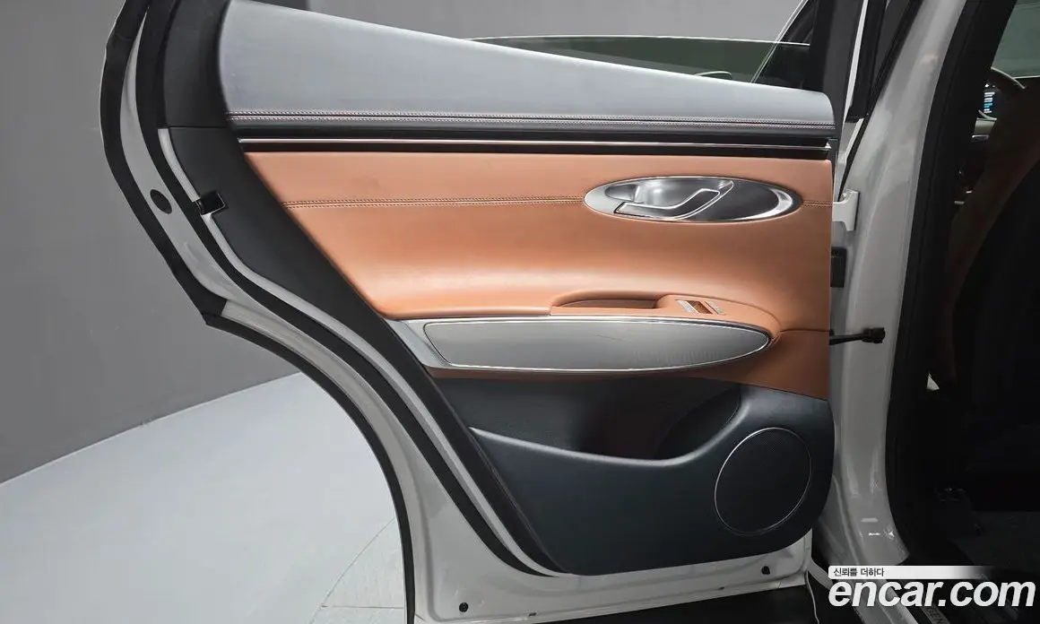 Genesis GV70 2023 2.5 автомат (гидро), фото 15 Genesis GV70 2023 2.5 автомат (гидро), фото 15