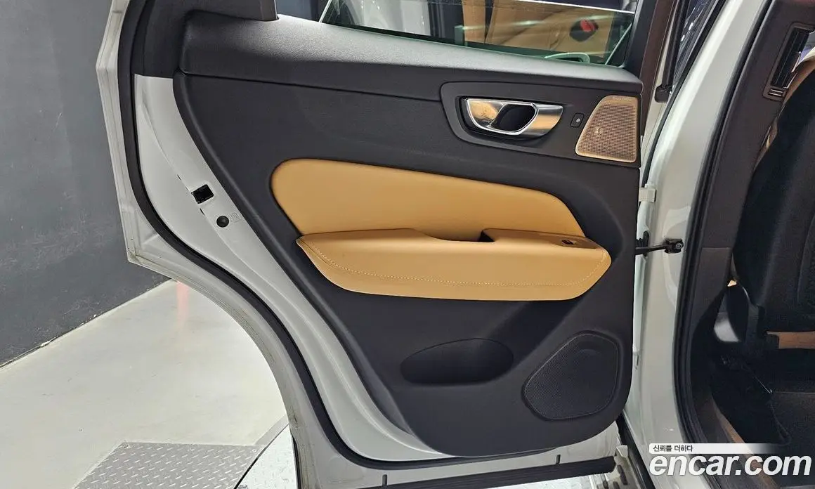 Volvo XC60 2021 2.0 автомат (гидро), фото 15