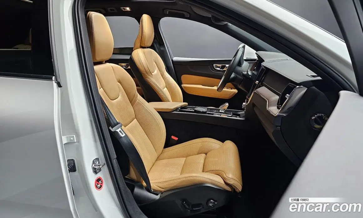 Volvo XC60 2021 2.0 автомат (гидро), фото 16
