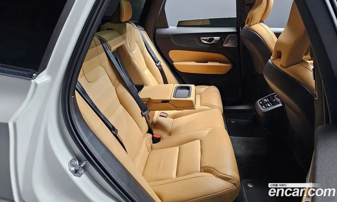 Volvo XC60 2021 2.0 автомат (гидро), фото 17