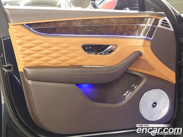 Bentley Flying Spur 2023 4.0 автомат (гидро), миниатюра 11