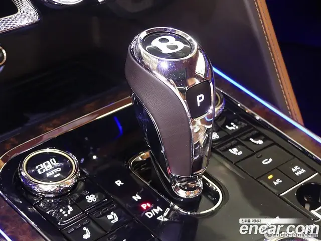 Bentley Flying Spur 2023 4.0 автомат (гидро), миниатюра 9