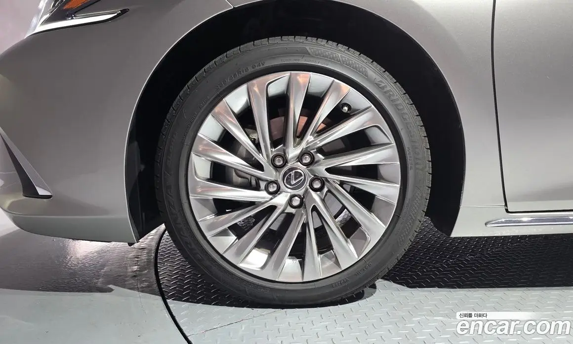Lexus ES 2025 2.5 автомат (гидро), фото 5