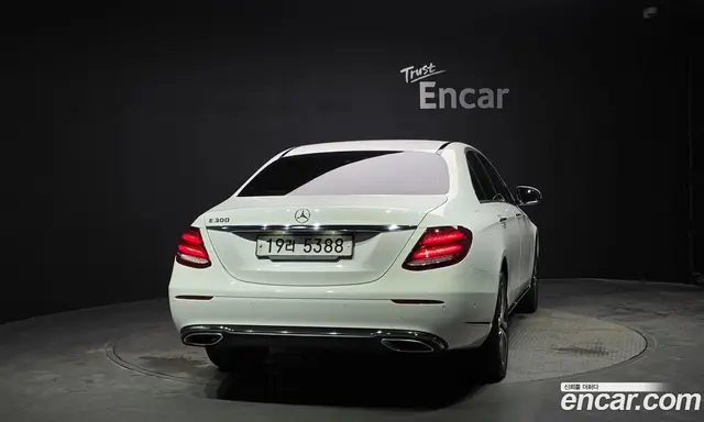 Mercedes-Benz E-Class 2017 2.0 автомат (гидро), миниатюра 3