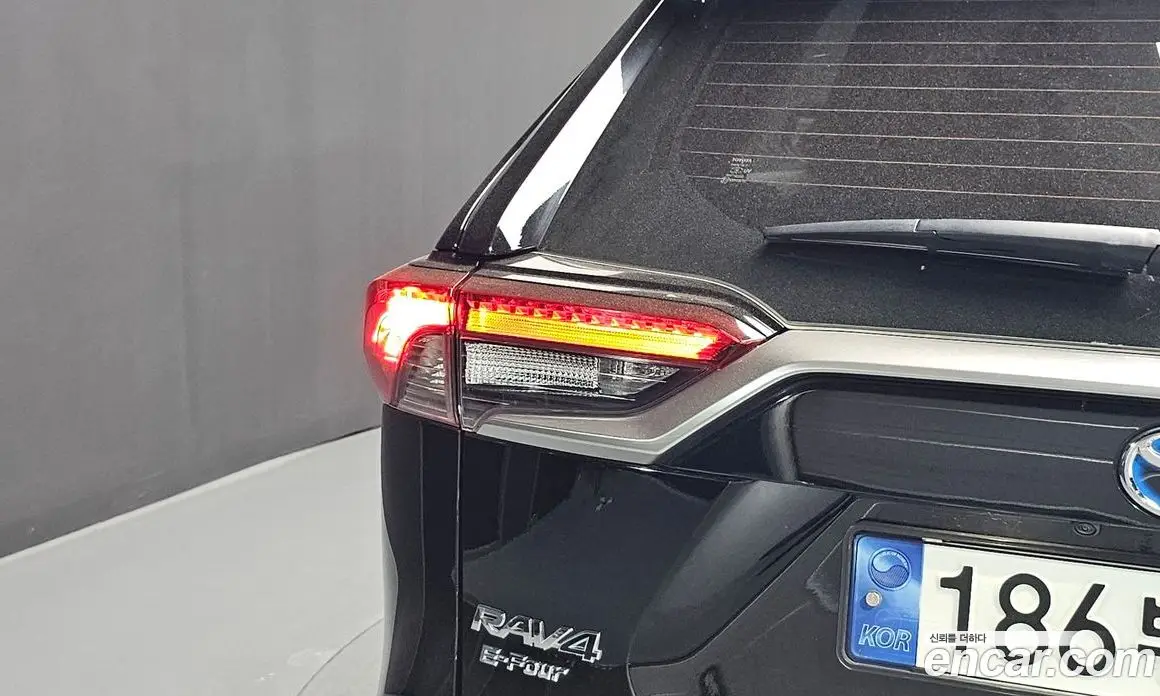 Toyota RAV4 2023 2.5 автомат (гидро), фото 9