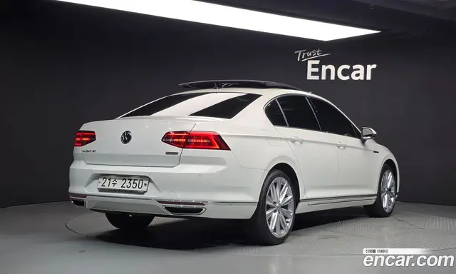 Volkswagen Passat 2018 2.0 автомат (гидро), миниатюра 2