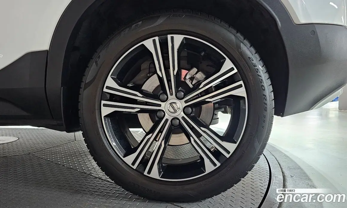 Volvo XC40 2022 2.0 автомат (гидро), фото 7