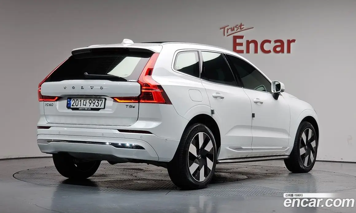 Volvo XC60 2024 2.0 автомат (гидро), фото 1 Volvo XC60 2024 2.0 автомат (гидро), фото 1