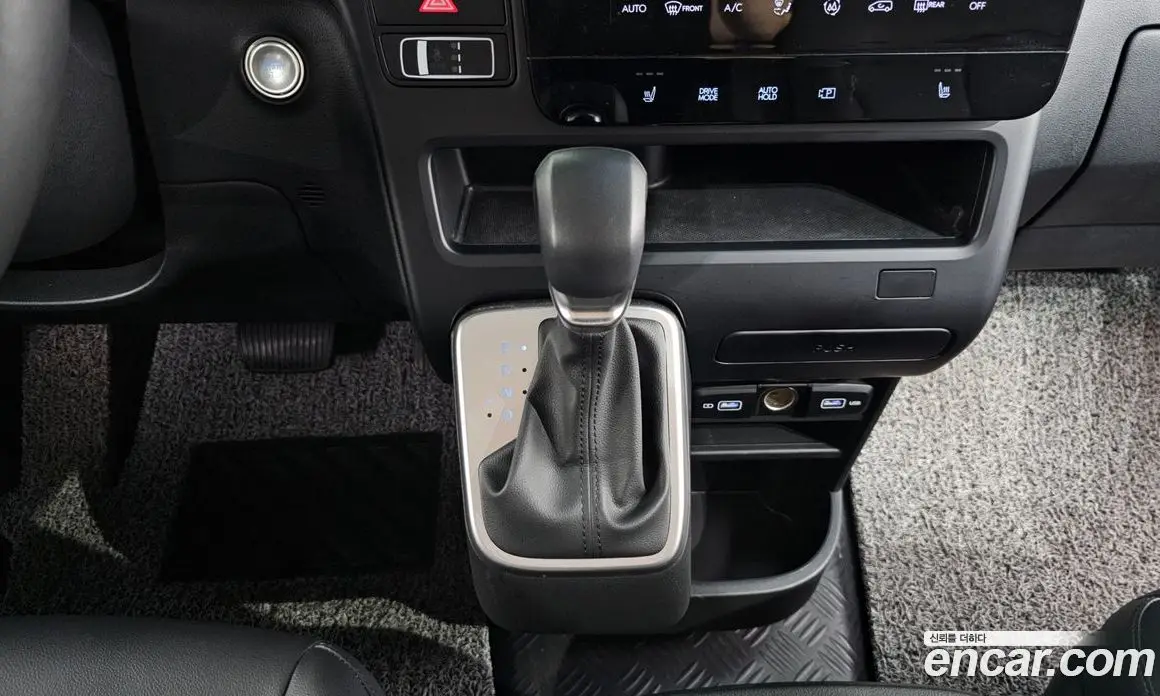 Hyundai Staria 2023 2.2 автомат (гидро), фото 12