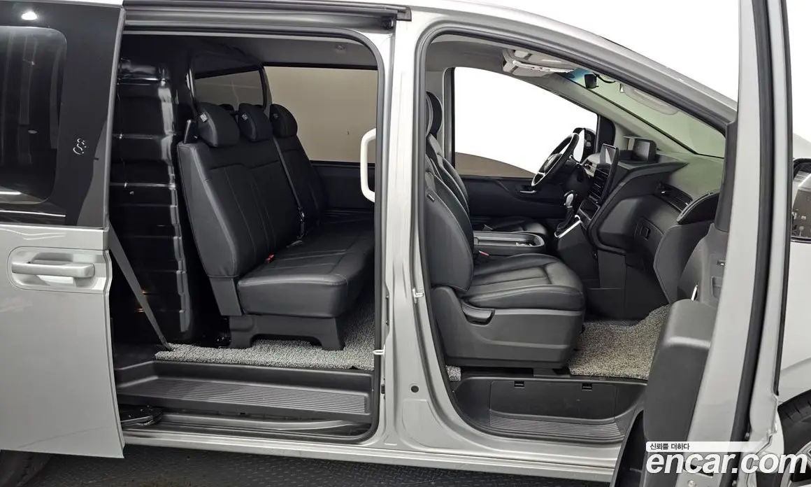 Hyundai Staria 2023 2.2 автомат (гидро), фото 16