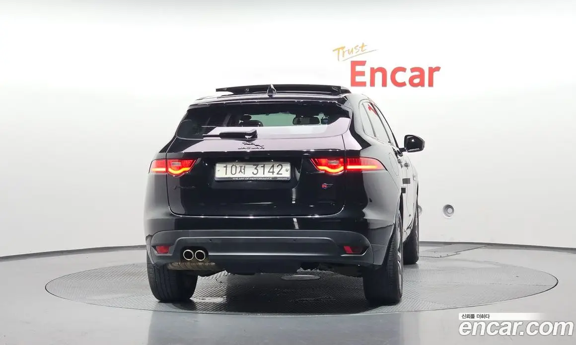 Jaguar F-Pace 2017 2.0 автомат (гидро), фото 4 Jaguar F-Pace 2017 2.0 автомат (гидро), фото 4