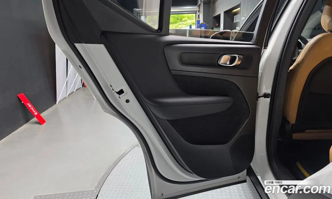 Volvo XC40 2022 2.0 автомат (гидро), фото 15