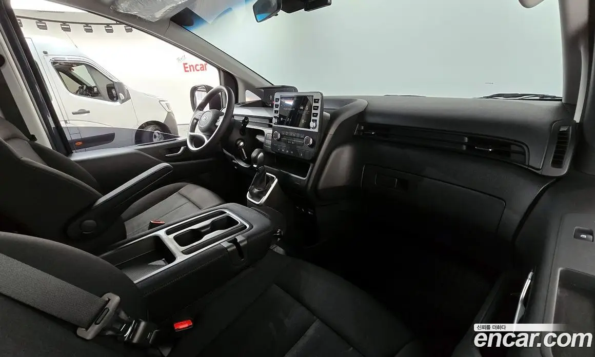 Hyundai Staria 2023 2.2 автомат (гидро), фото 10
