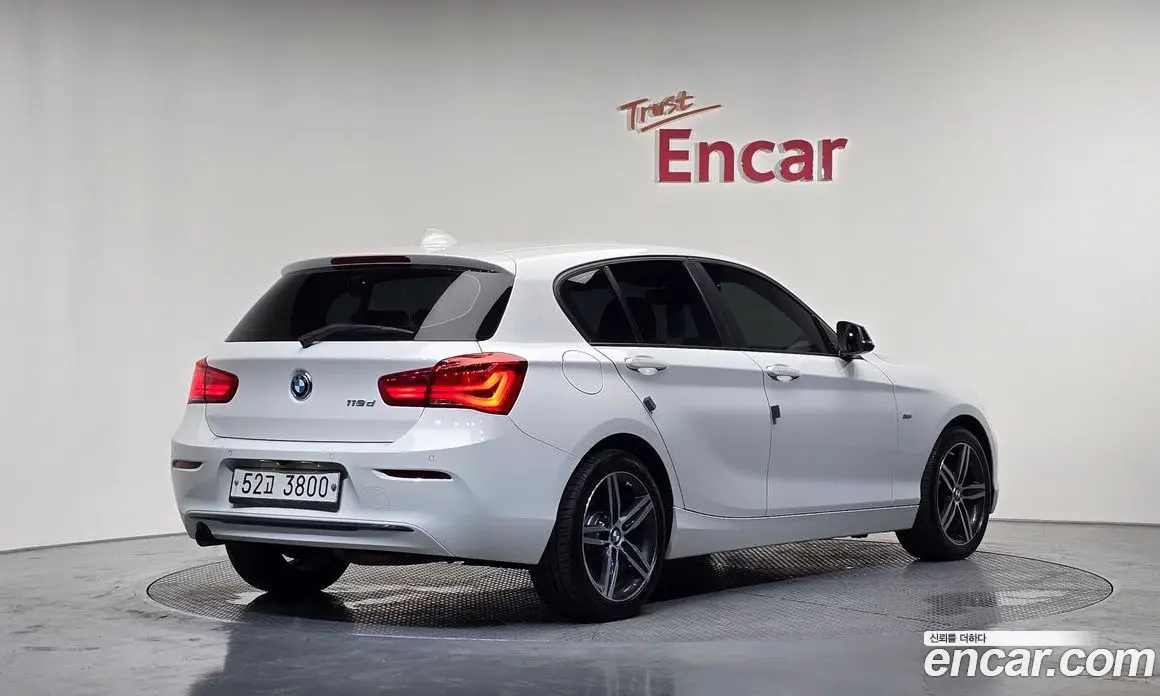 BMW 1 серия 2018 2.0 автомат (гидро), фото 1