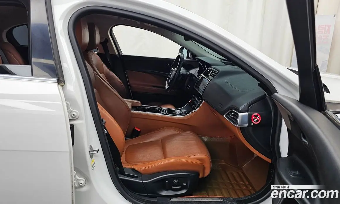 Jaguar XE 2016 2.0 автомат (гидро), фото 11 Jaguar XE 2016 2.0 автомат (гидро), фото 11