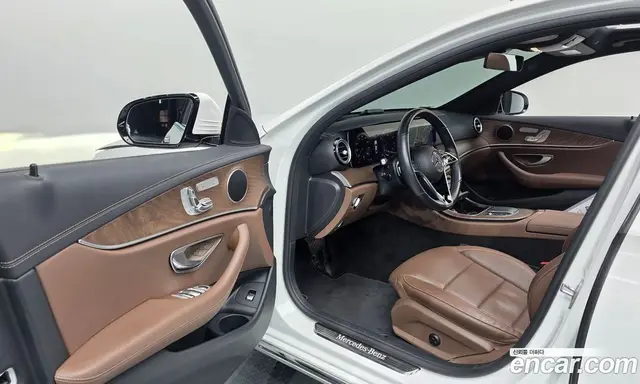 Mercedes-Benz E-Class 2023 2.0 автомат (гидро), миниатюра 12
