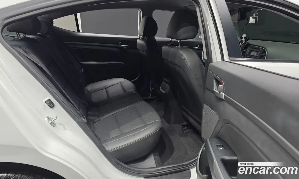 Hyundai Avante 2017 1.6 автомат (гидро), фото 17