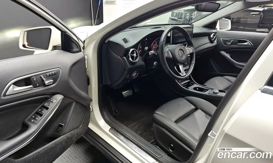 Mercedes-Benz GLA-Class 2017 2.0 автомат (гидро), фото 13 Mercedes-Benz GLA-Class 2017 2.0 автомат (гидро), фото 13