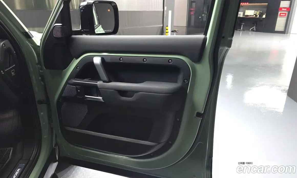 Land Rover Defender 2023 3.0 автомат (гидро), фото 14