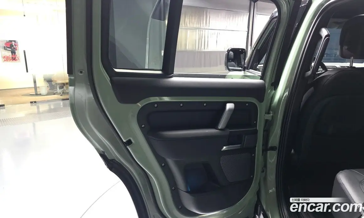Land Rover Defender 2023 3.0 автомат (гидро), фото 15