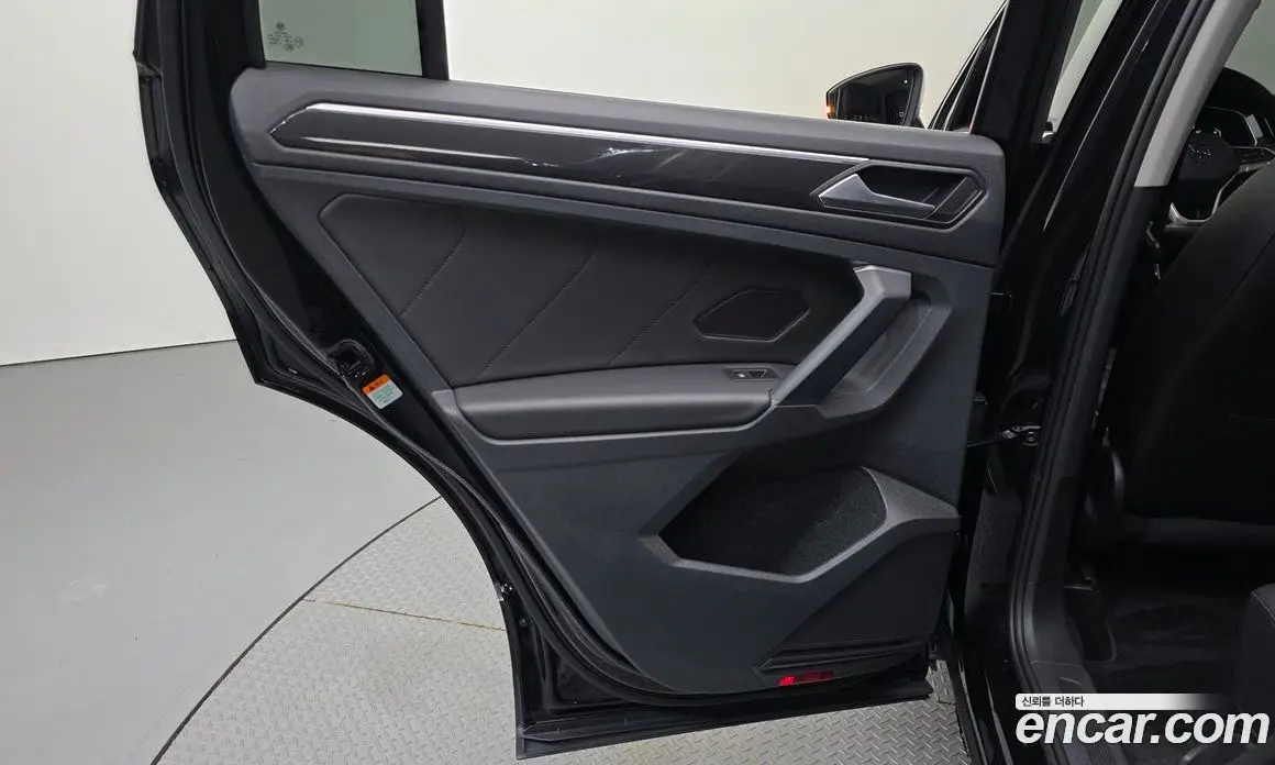 Volkswagen Tiguan 2023 2.0 автомат (гидро), фото 15 Volkswagen Tiguan 2023 2.0 автомат (гидро), фото 15