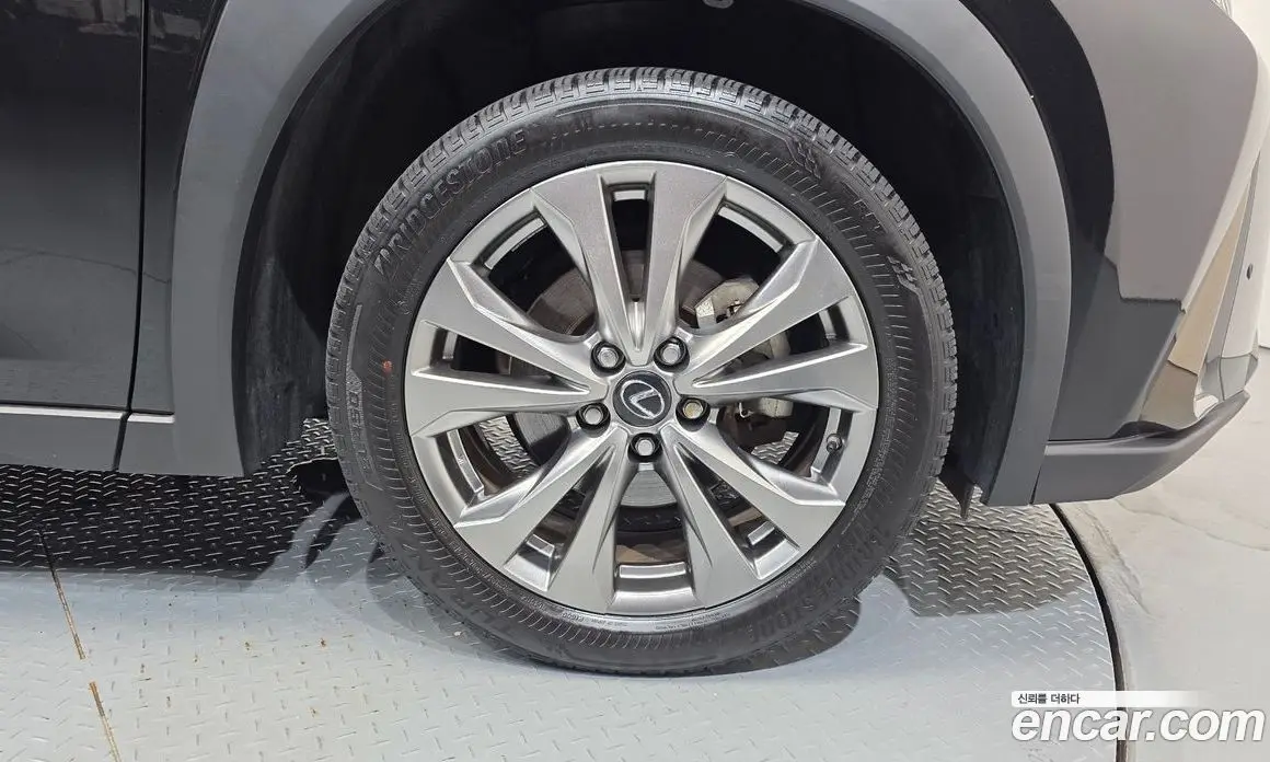 Lexus UX 2020 2.0 автомат (гидро), фото 5 Lexus UX 2020 2.0 автомат (гидро), фото 5