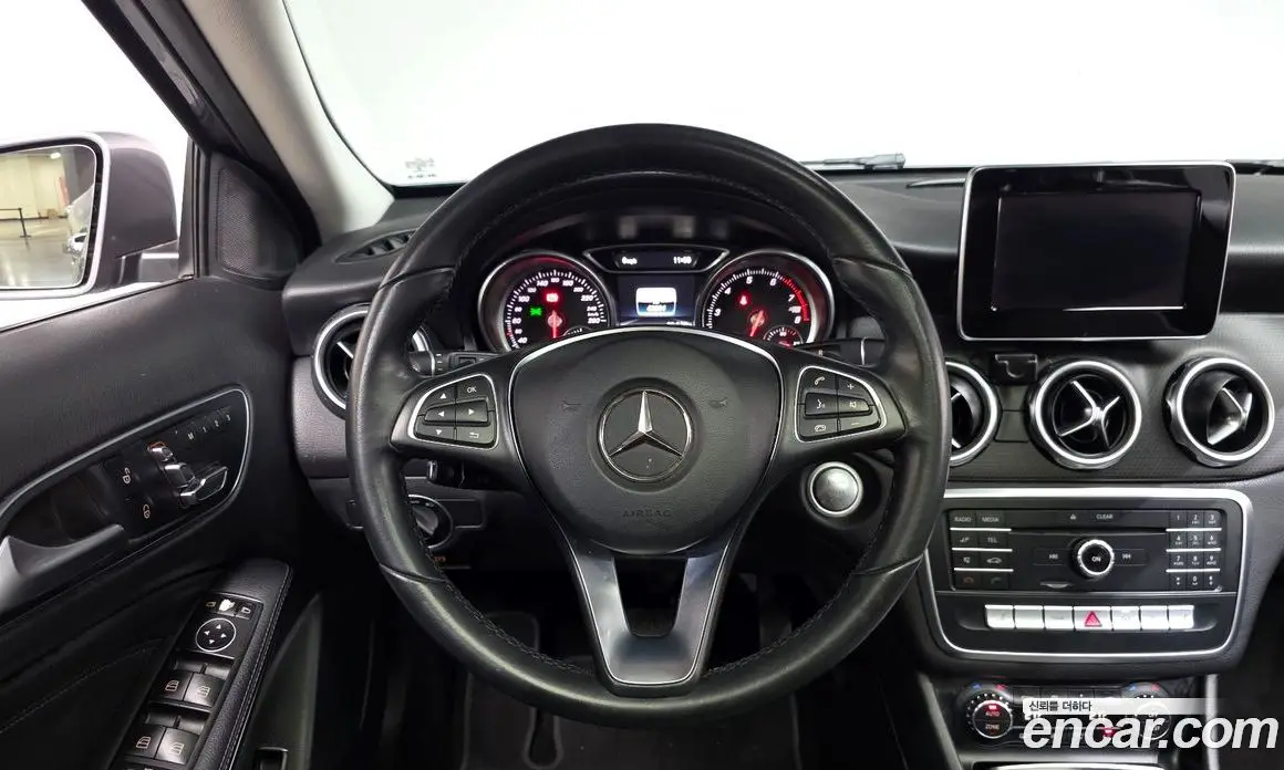 Mercedes-Benz GLA-Class 2017 2.0 автомат (гидро), фото 18 Mercedes-Benz GLA-Class 2017 2.0 автомат (гидро), фото 18