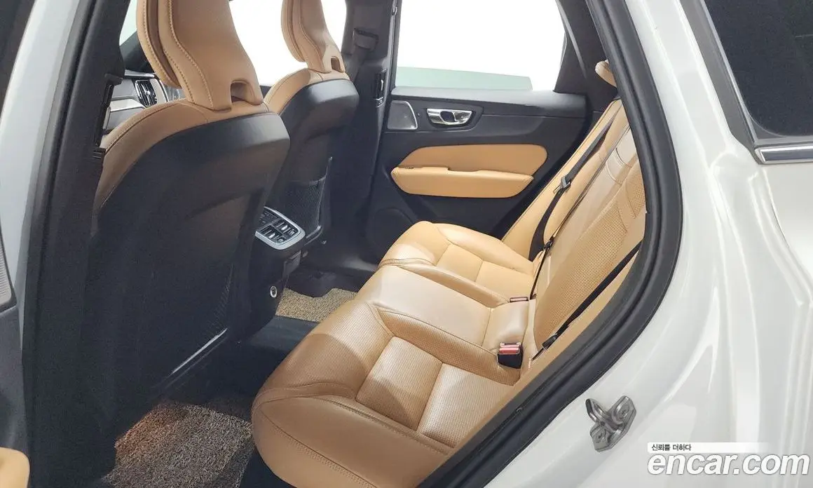 Volvo XC60 2018 2.0 автомат (гидро), фото 17