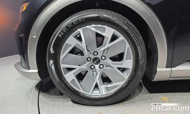 Genesis GV60 2022 0.1 автомат (гидро), миниатюра 4