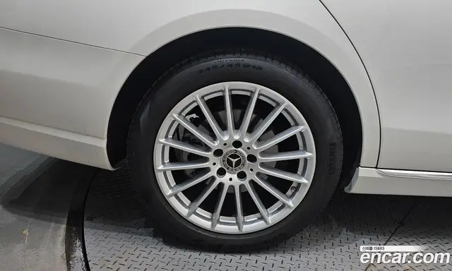 Mercedes-Benz E-Class 2023 2.0 автомат (гидро), миниатюра 5