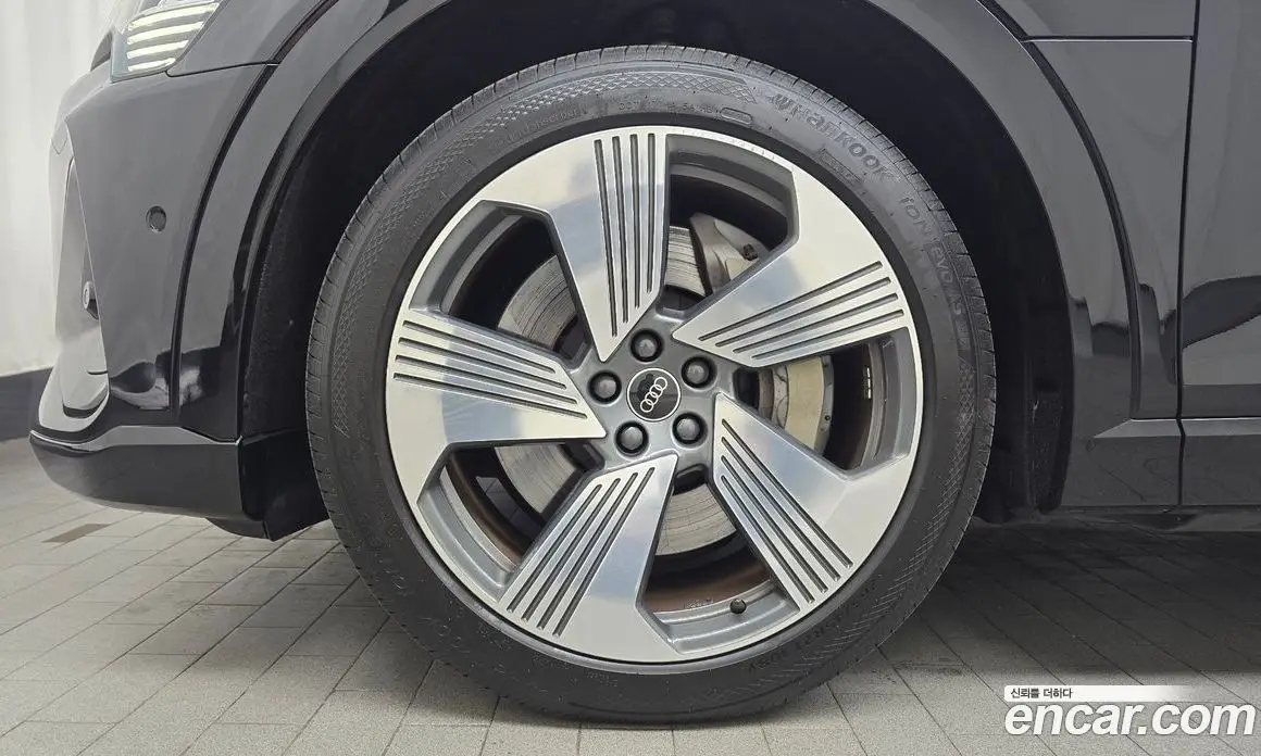 Audi e-tron 2021 0.2 автомат (гидро), фото 5 Audi e-tron 2021 0.2 автомат (гидро), фото 5