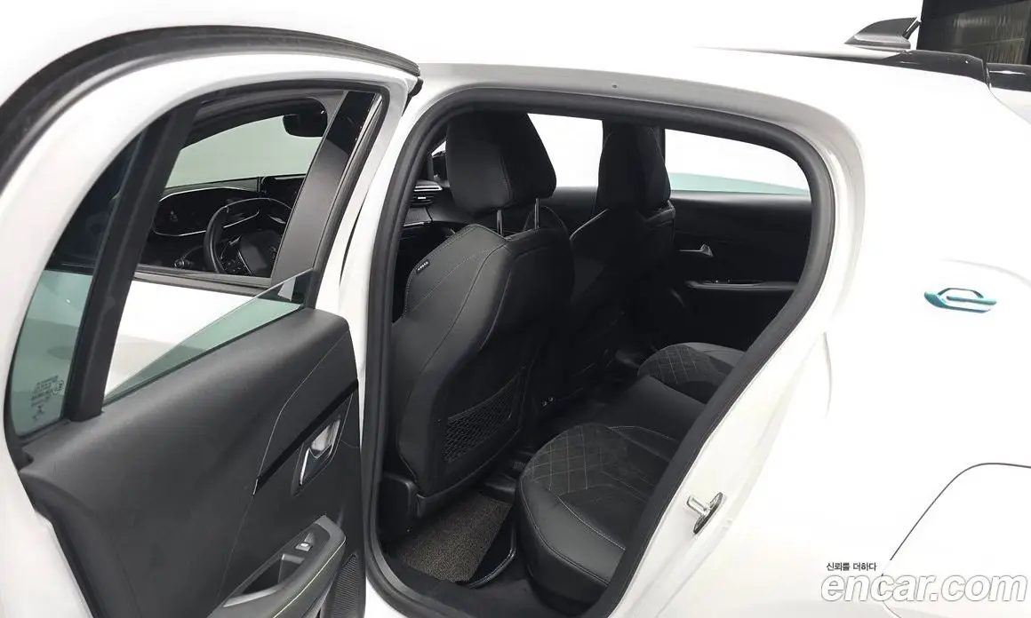 Peugeot 208 2023 0.1 автомат (гидро), фото 16