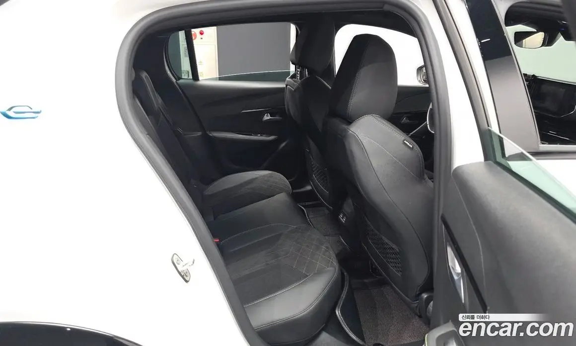Peugeot 208 2023 0.1 автомат (гидро), фото 18