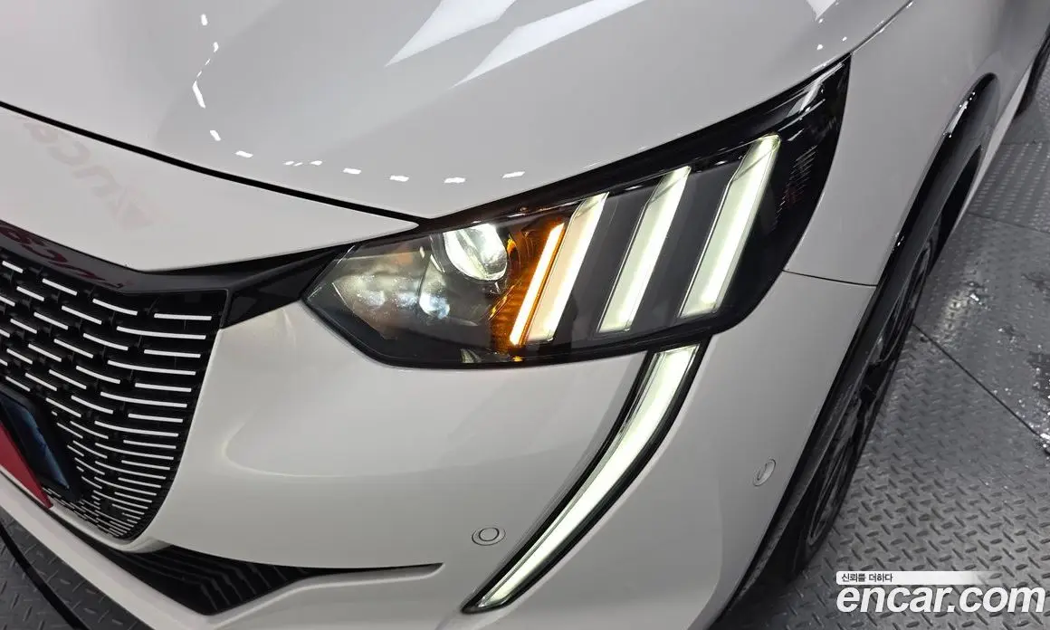 Peugeot 208 2023 0.1 автомат (гидро), фото 8
