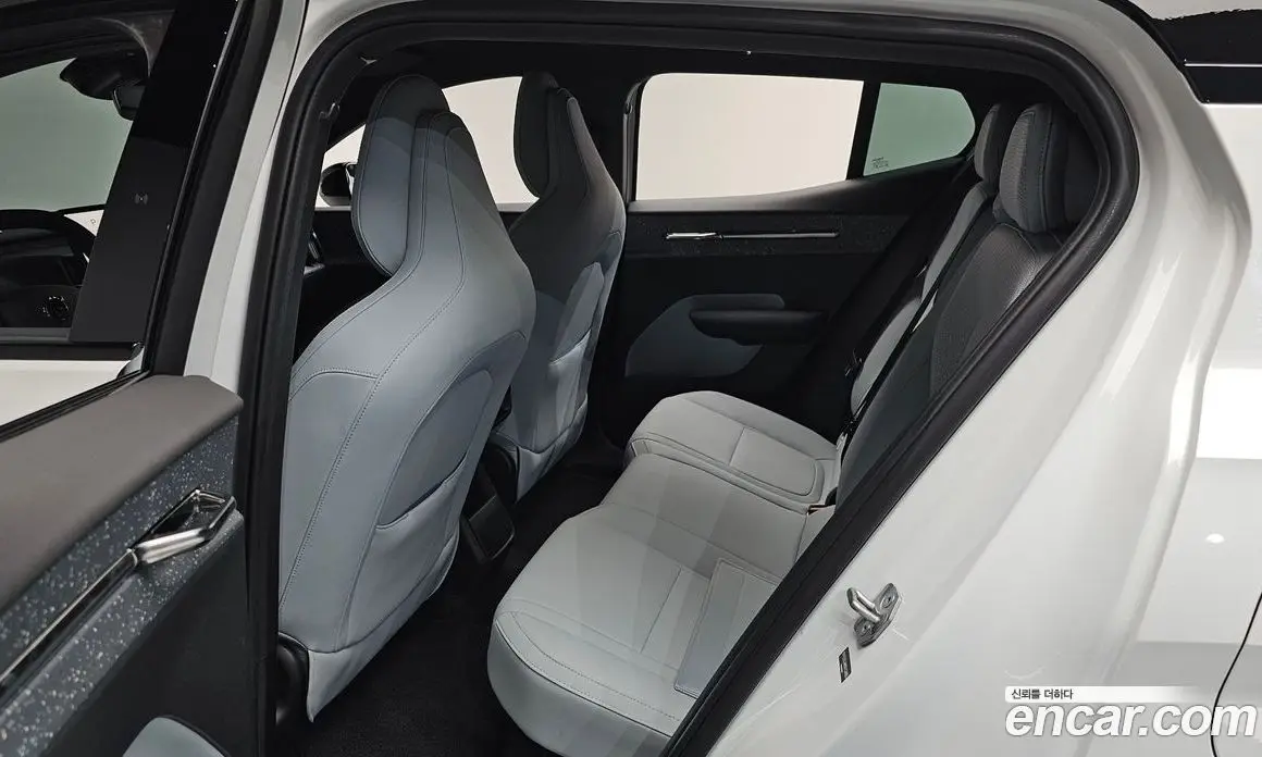 Volvo EX30 2025 0.2 автомат (гидро), фото 15