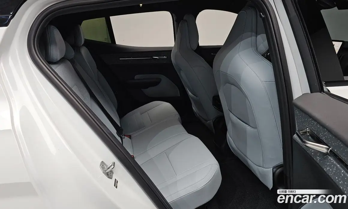 Volvo EX30 2025 0.2 автомат (гидро), фото 17